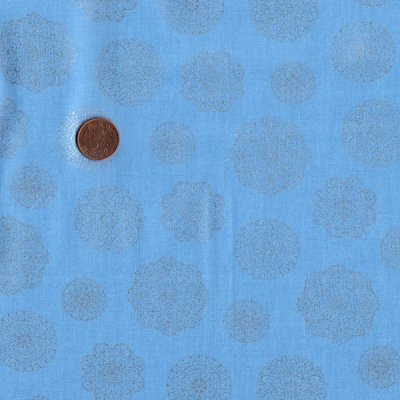 2378 Motiv i silver på ljusblå botten, tygbredd 110 cm.