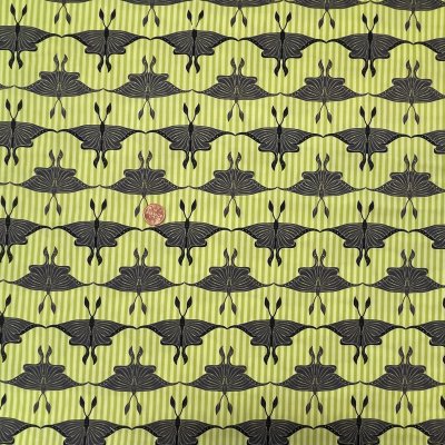 3621 Svarta fjärilar på grön bas, tygbredd 110 cm