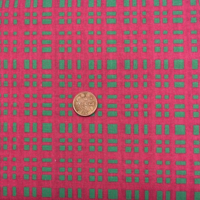 2870, Grönt motiv på rosa bakgrund, 100% bomull tygbredd 110 cm.