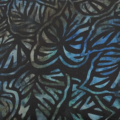 24151, batikfärgat quilttyg, tygbredd 110 cm, blad i blå, gröna och svarta färger.