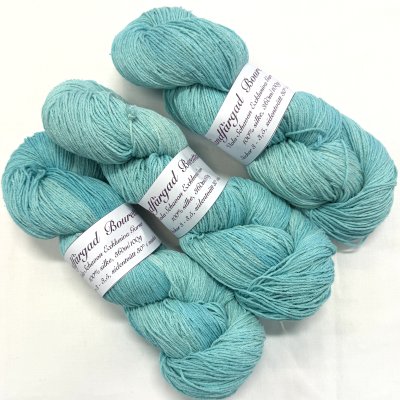 bourettsilke-handfargat-sticka-virka