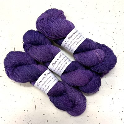 handfärgatgarn-garnmedsilverglitter-lilagarn