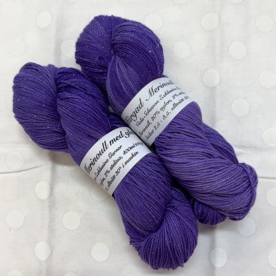 handfärgatgarn-garnmedsilverglitter-lilagarn