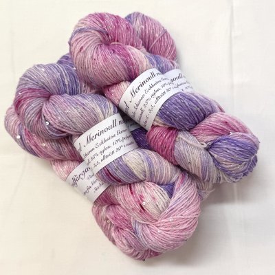 handfargatgarn-merinogarn-garnmedpaljetter