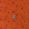Broderat linne ton i ton, orange. Tygbredd ca 140 cm.