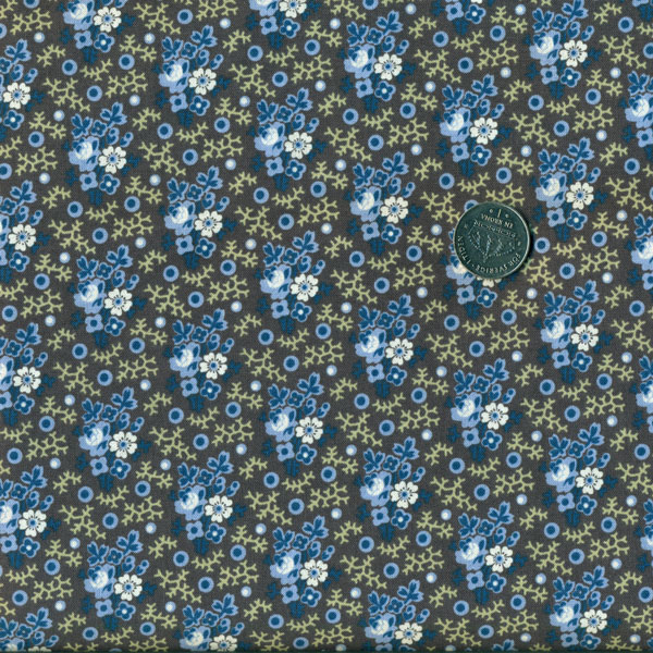 21104 Blå blommor på grå botten, tygbredd 110 cm