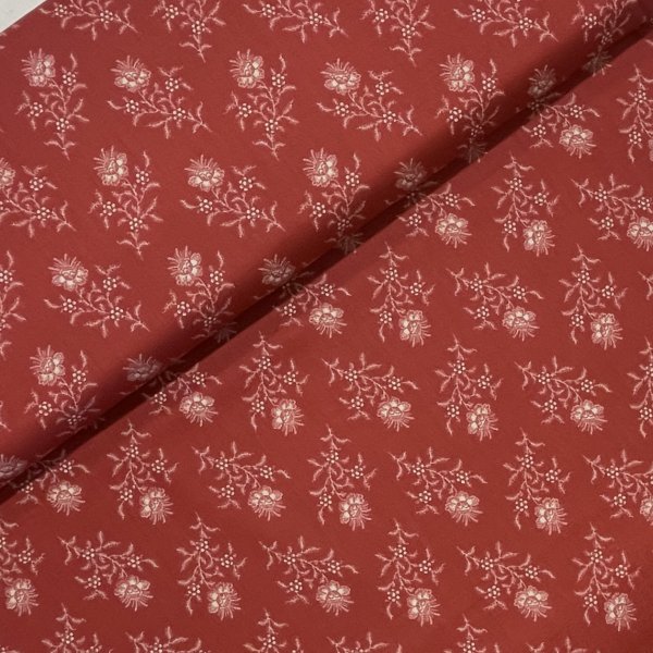 1708, Vita blommor på bränd röd bakgrund. Tygbredd 110 cm.