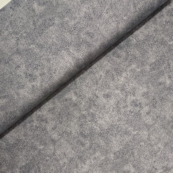4112, Grå quilttyg med prickar. Tygbredd 110 cm, 100% bomull