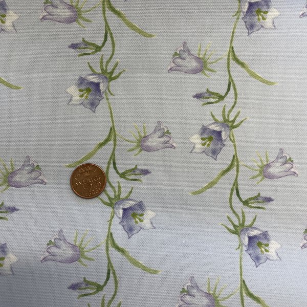 10134, Gardintyg Blåklocka, tygbredd 150 cm.