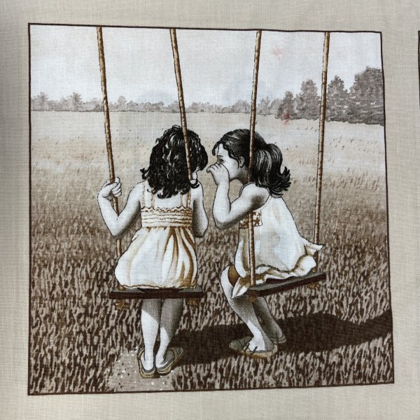 1579, tygbredd 110 cm, lekande barn. Tyget säljs i rapporter.