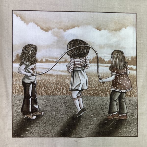 1579, tygbredd 110 cm, lekande barn. Tyget säljs i rapporter.