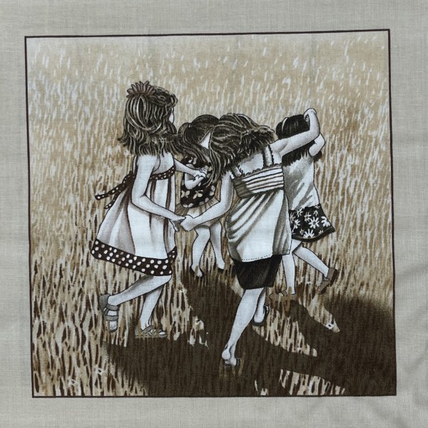 1579, tygbredd 110 cm, lekande barn. Tyget säljs i rapporter.