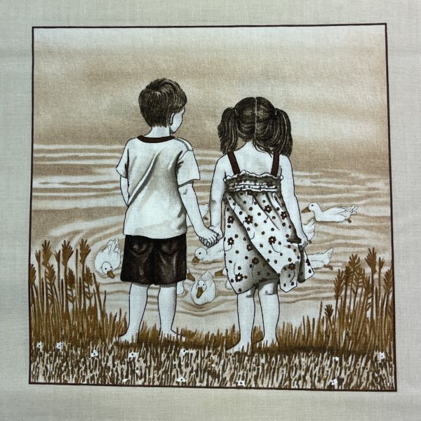 1579, tygbredd 110 cm, lekande barn. Tyget säljs i rapporter.