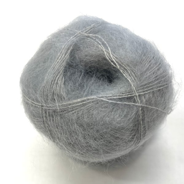 Tilia f. 358 ljusgrå, 70% Kidmohair, 30% silke 210m/25g nystan.
