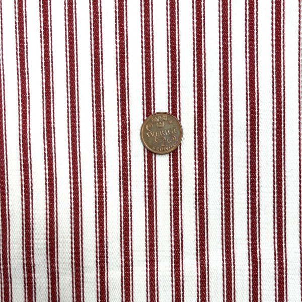 13070 smal röd/vit rand, tygbredd 150 cm.