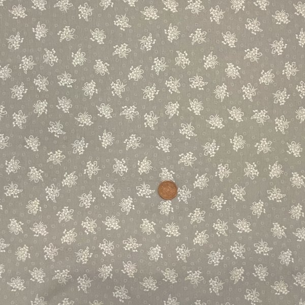 4147, ljusgrå med små nästan vita blombuketter, tygbredd 110 cm
