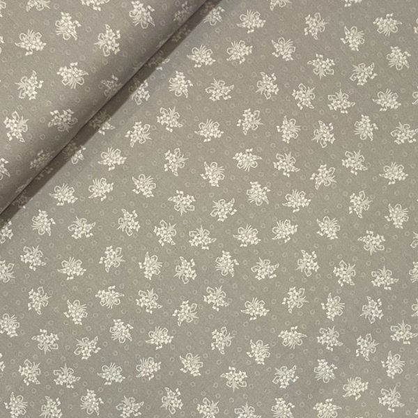 4147, ljusgrå med små nästan vita blombuketter, tygbredd 110 cm