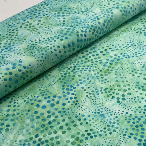 24162, grön batik med prickar, tygbredd 110 cm.
