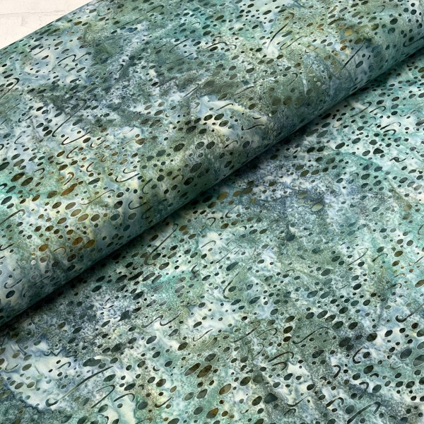 24140, batikfärgat quilttyg, grönt med prickar, tygbredd 110 cm.