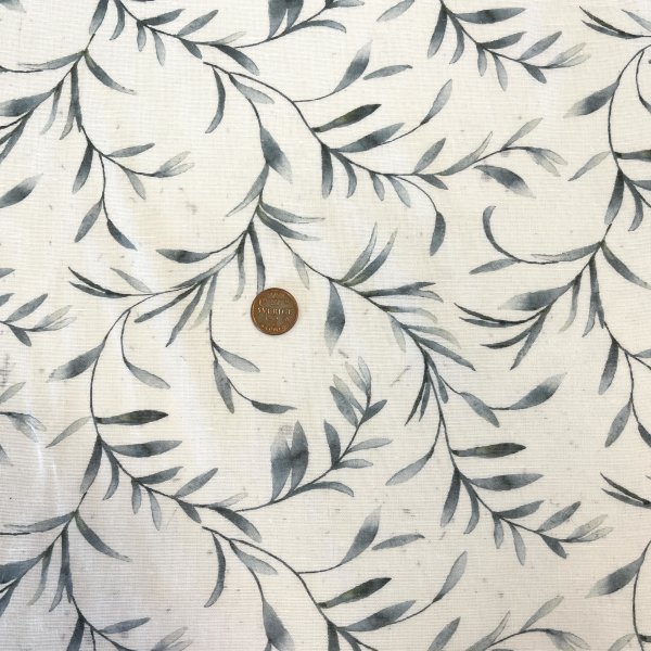  13075, Skirt gardintyg med blå bladslingor, tygbredd 150cm.