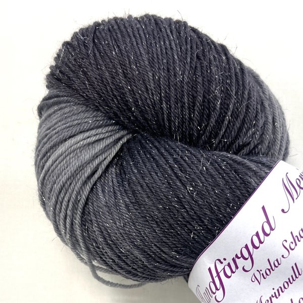 Handfärgat garn med silverglitter extra fin superwash Merino med nylon och stelina, 400m/100g, grå toner.