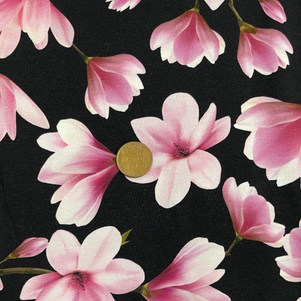 022, Jersey med rosa Magnolior på svart bakgrund.
