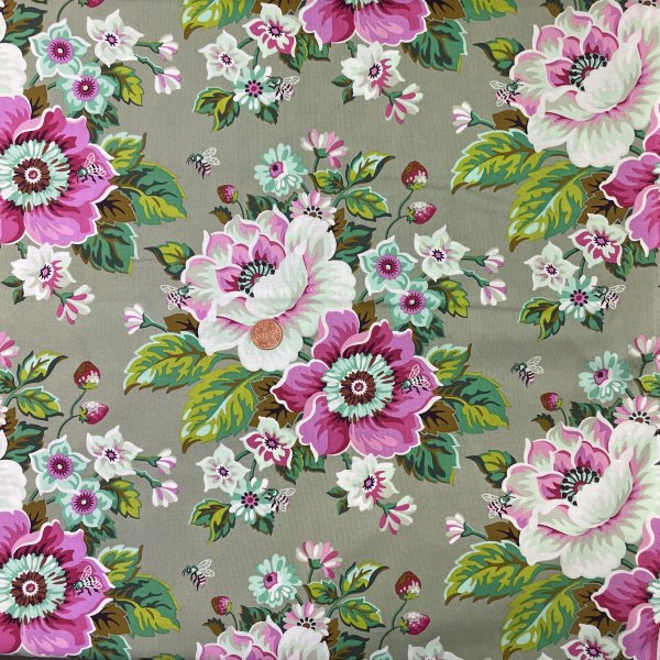 21136, stora blommor i vitt och rosa på khakigrön bakgrund, tygbredd 110 cm