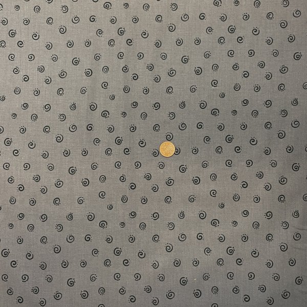 4171, mörkgrå med svarta cirklar, 110 cm bredd, 100% bomull.