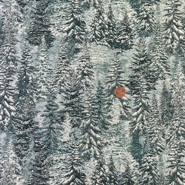 5018, snötyngd skog med silver, tygbredd 110 cm. 100% bomull.
