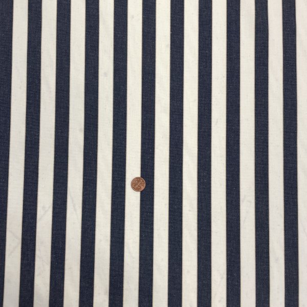 Gripsholmsrand marin/offwhite, tygbredd 150 cm.