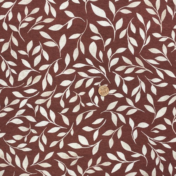  10149, Löv på röd botten, tygbredd 140 cm.