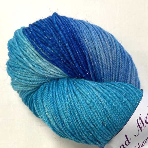 Handfärgat garn med silverglitter extra fin superwash Merino med nylon och stelina, 400m/100g, blå/ turkos.