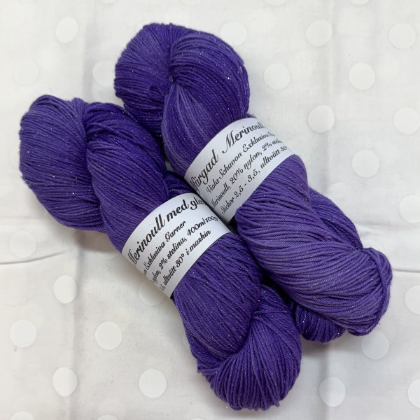 handfärgatgarn-garnmedsilverglitter-lilagarn